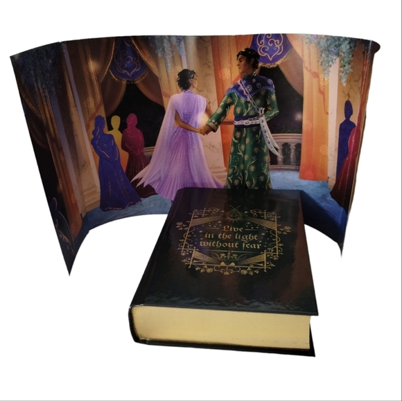 SIGNED, LitJoy Crate - This Woven Kingdom by Tahereh Mafi, gold sprayed edges  - Picture 8 of 12